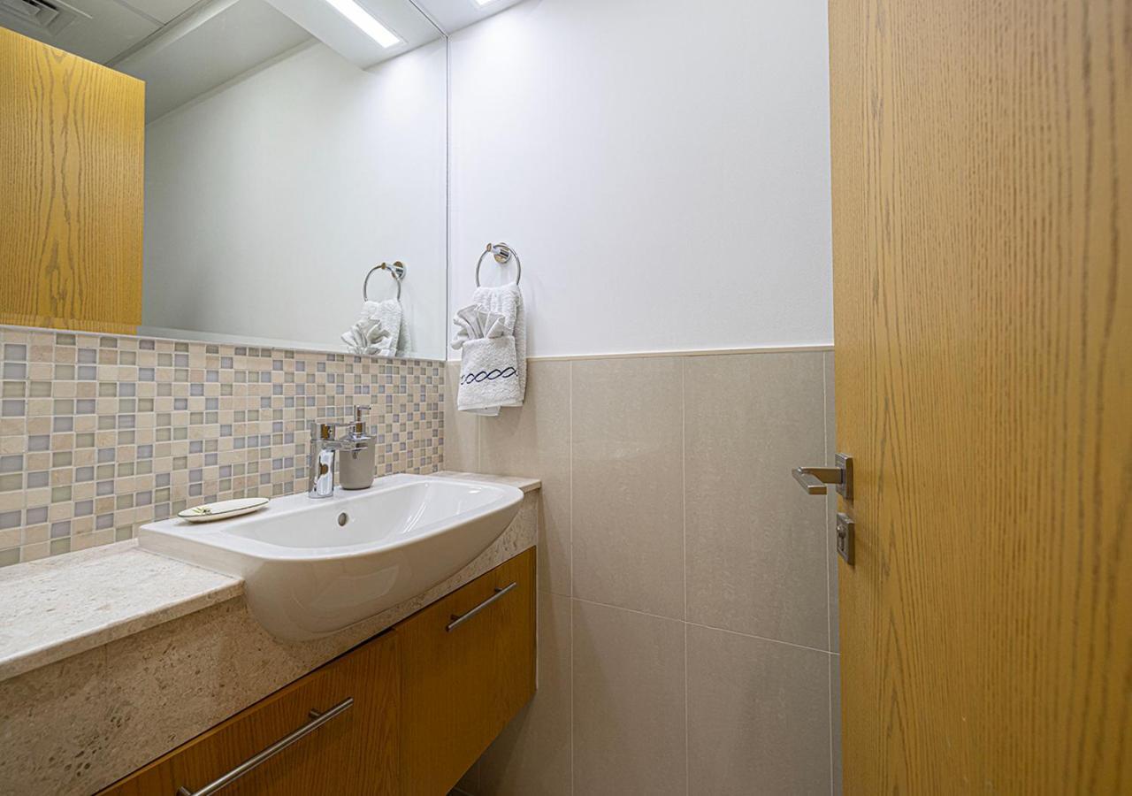 Magnificent 4 Bedroom Apartment, Bellevue Tower *